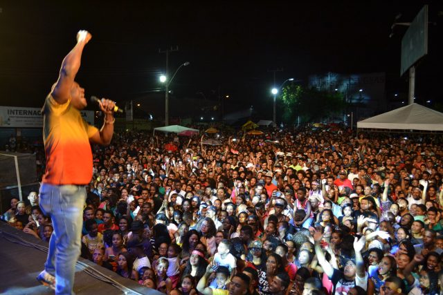 Irmão Lázaro comandou os louvores entoados no palco fixo (Foto: Olá Bahia)