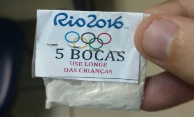 oram apreendidos 28 papelotes de crack e 13 munições de calibre .40, de uso restrito. (Foto: Reprodução / O Globo)