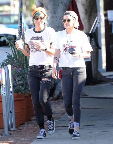 Com looks despojados, as duas foram a uma cafeteria em Los Feliz. (Foto: Grosby Group/ Agência)