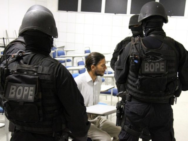 A rendição ocorreu quatro horas após início da confusão e com a chegada do advogado Marcos Melo, que foi contratado pela família do suspeito. Foto: Alberto Maraux/Ascom SSP)