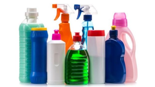 Ainda que autoridades sanitárias concordem que podem fazer mal à saúde, produtos químicos seguem presentes em nossas vidas (Foto: Reprodução/BBC Mundo)