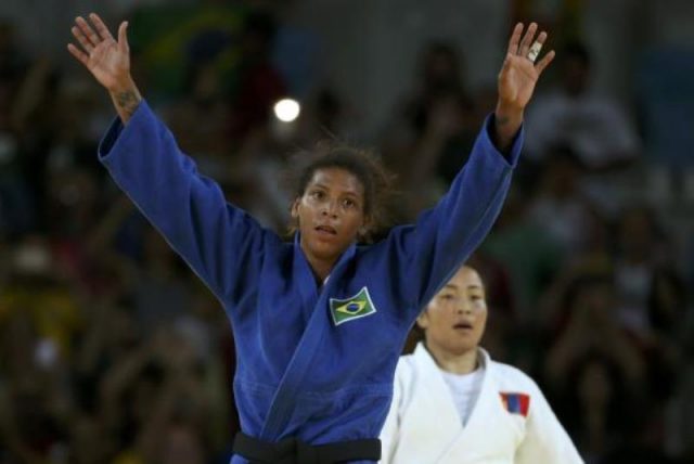 A judoca brasileira Rafaela Silva vence Dorjsürengiin Sumiya, da Mongólia, e conquista a primeira medalha de ouro do Brasil nos Jogos Rio 2016 (Foto: Reuters/Toru Hanai/Direitos Reservados)