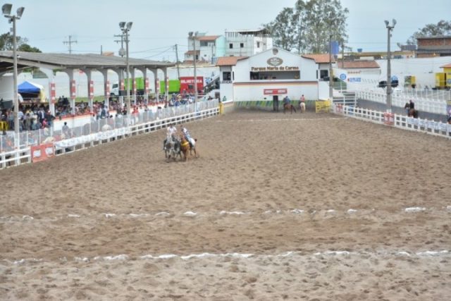 TAC prevê uma série de medidas para preservar a integridade física dos animais e a segurança de participantes e do público durante as vaquejadas realizadas no Parque Maria do Carmo (Foto: Reprodução/Vaquejada de Serrinha)