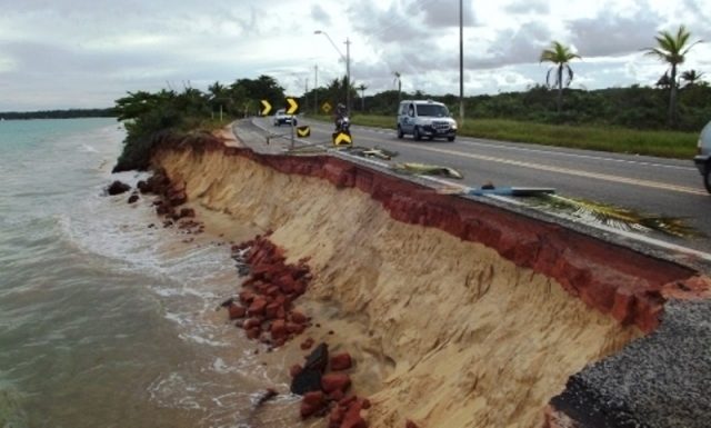 A erosão marinha é um fenômeno natural provocado pelo avanço do mar e da falta de vegetação costeira na praia. (Foto: Reprodução)