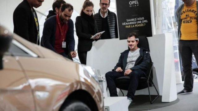 Montadora alemã apresentou carro que é ligado pelo pensamento durante o Salão do Automóvel de Paris (Foto: Reprodução/BBC Autos)