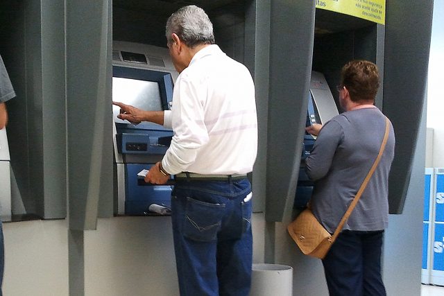 Resultado de imagem para 2 milhões de baianos vão receber antecipação do 13º salário este mês