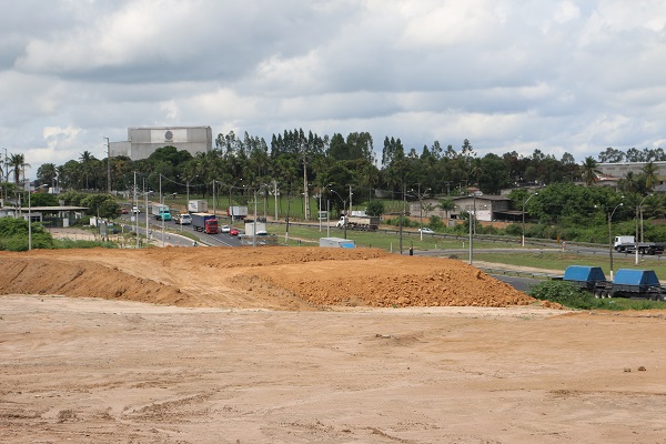 As máquinas sumiram, deixando marcas do início da terraplanagem.