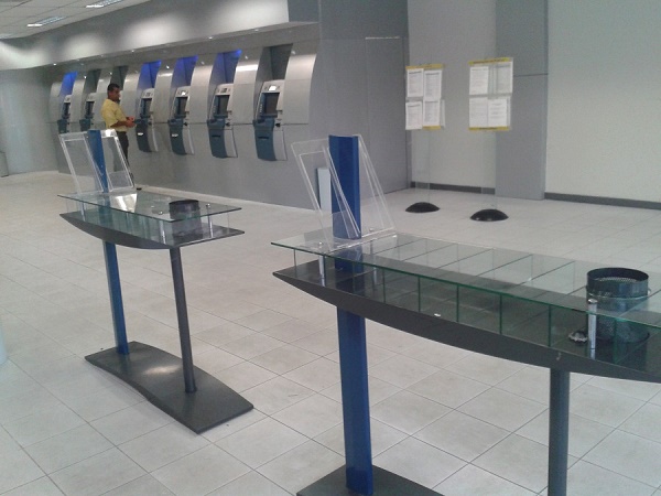 Nos fins de semana e feriados, não há envelopes para depósito.