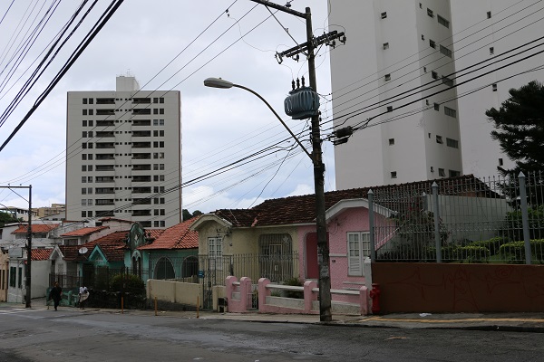 O bairro ainda mistura antigas residências e modernos prédios