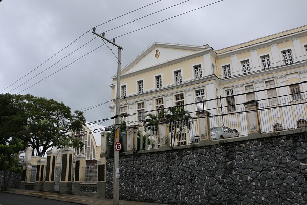 O Garcia tem três tradicionais colégios da Bahia , entre eles o Antônio Vieira.