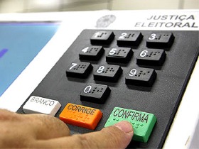 A Justiça Eleitoral tem urnas eletrônicas com sistema de áudio, teclado em braile e recursos auxiliares aos deficientes visuais. (Imagem Ilustração)