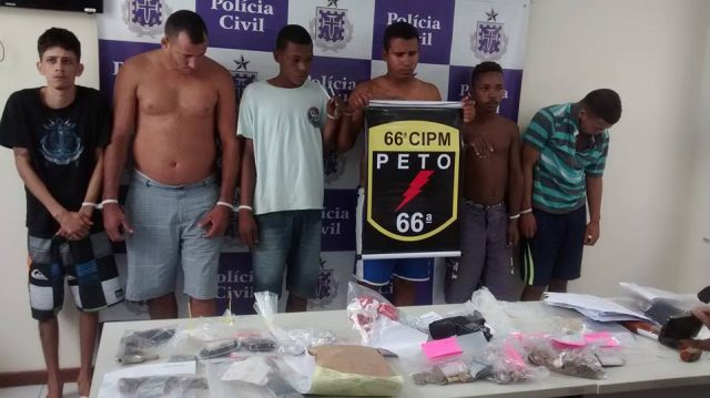 Dos conduzidos, seis foram presos em flagrante: Mateus Sacramento Santos, Lucas Guerra dos Santos, Joalisson dos Reis Oliveira, Geovane Pereira dos Santos, Edson Pinto Barreto e Nelson de Jesus M. Junior (Foto: Daniele Amancio)