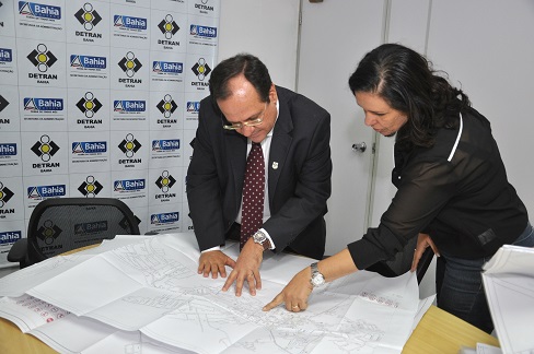 Diretor do Detran, Maurício Bacelar, discute projeto com prefeita de Amargosa, Karina Silva. Foto: Ascom/Detran.