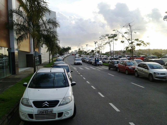 Clientes estacionados nos arredores do shopping. Foto: informa1.com.br.