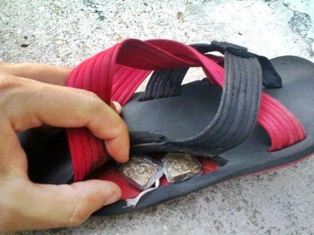 Homem leva droga na sandália em Carangola (MG). Foto: portalesperafeliz.com.br.