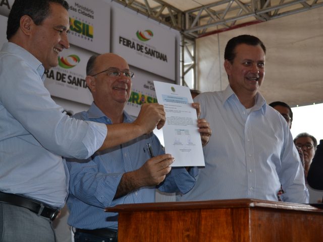 Governado Rui Costa, o prefeito José Ronaldo e o ministro das Cidades, Gilberto Kassab exibem a ordem de serviço para a construção do BRT de Feira de Santana. Foto: Olá Bahia