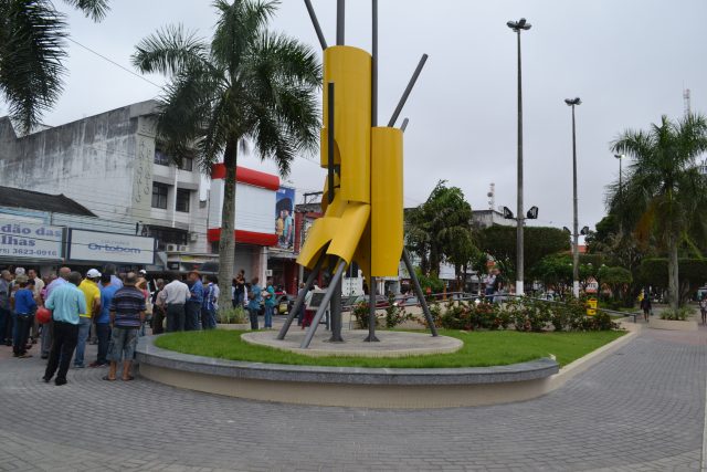 Praça J. Pedreira abriga escultura “Caminho da Feira de Santana”, do artista plástico feirense Juracy Dórea. Foto: Olá Bahia
