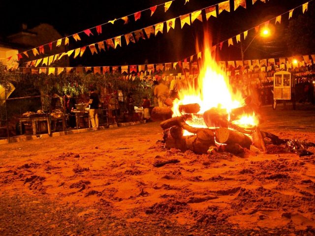 Médicos orientam que as pessoas mantenham cautela ao manusear os fogos de artificio, principalmente quando forem utilizadas por crianças. (Foto: Reprodução / Blog Social 1)