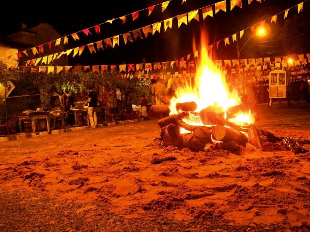 Médicos orientam que as pessoas mantenham cautela ao manusear os fogos de artificio, principalmente quando forem utilizadas por crianças. (Foto: Reprodução / Blog Social 1)