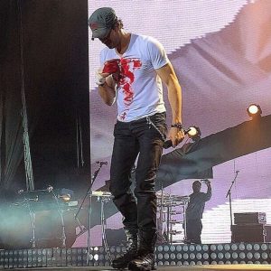Enrique Iglesias se feriu durante show no México Foto: @joebonillaoficial / Instagram / Reprodução