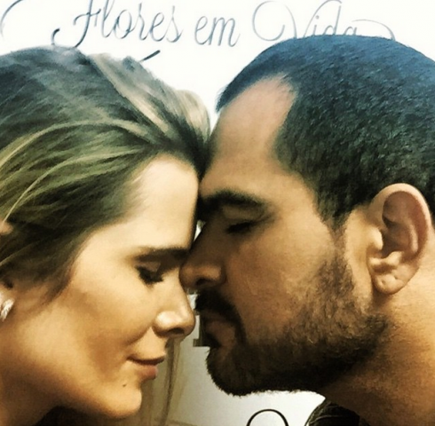 Luciano Camargo ára sua esposa Flávia: "Eu sou aquele amante à moda antiga, do tipo que ainda manda flores. Vi, o que mais me alegra na vida, é poder amar você, obrigado por permitir esse amor. Te amo muito, mas nunca o suficiente." (Foto: Reprodução / Instagram)