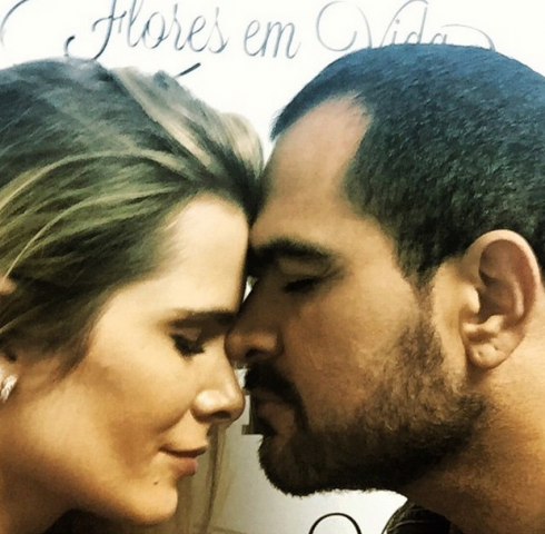 Luciano Camargo ára sua esposa Flávia: "Eu sou aquele amante à moda antiga, do tipo que ainda manda flores. Vi, o que mais me alegra na vida, é poder amar você, obrigado por permitir esse amor. Te amo muito, mas nunca o suficiente."  (Foto: Reprodução / Instagram)