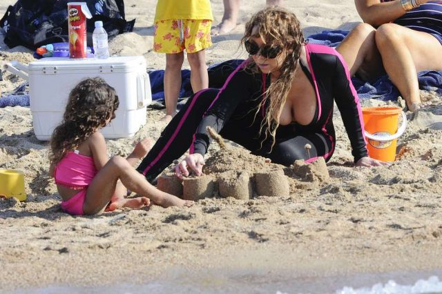 Mariah brica com a pequena Monroe. Foto: Reprodução/The Grosby Group Italy, June 22, 2015 It looks like Mariah Carey's new romance with Australian billionaire James Packer is heating up. The pair continued their trip in Capri with a boat ride on Sunday, hitting the waves with a group of friends and the singer's four-year-old twins, and Mariah, 45, made sure James' eyes were on her as she showed off her curves in a skimpy bikini top under her wetsuit.