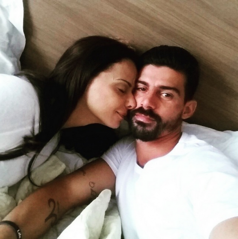 Viviane Araújo para o noivo, o jogador de futebol Radamés:  "Você é o amor da minha vida! Seu jeito especial, sua voz, seu toque doce, seu abraço - eu amo tudo que existe em você", (Foto: Reprodução / Instagram)