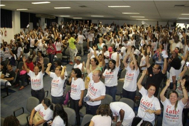 Assembleia geral onde os servidores decidiram pela greve. Fotos: Carlos Américo Barros