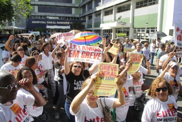 Manifestação realizada em frente ao Hospital Roberto Santos nesta terça (28). Foto: sindsaudeba.org.br.