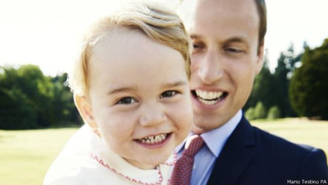 Para marcar o aniversário de dois anos do príncipe George, a monarquia britânica divulgou uma foto oficial, feita pelo fotógrafo de moda Mario Testino.
