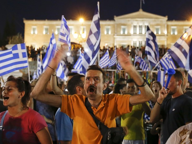 Gregos comemoram resultado do referendo em Atenas (Foto: Reprodução - Yannis Behrakis)