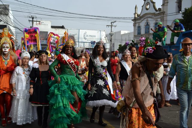 Majestades do Bando seguem à frente do cortejo. Foto: Olá Bahia
