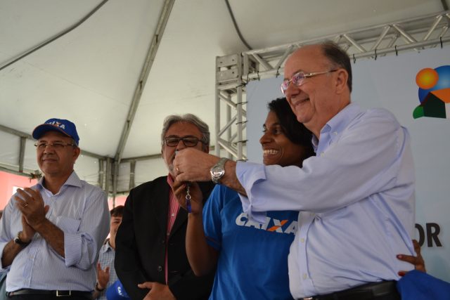 Prefeito José Ronaldo entrega as chaves da nova casa de Luciana, moradora do Vida Nova Aviário 4. Foto: Olá Bahia