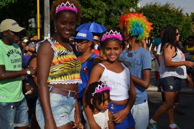 Pessoas de todas as idades participam do desfile. Foto: Olá Bahia