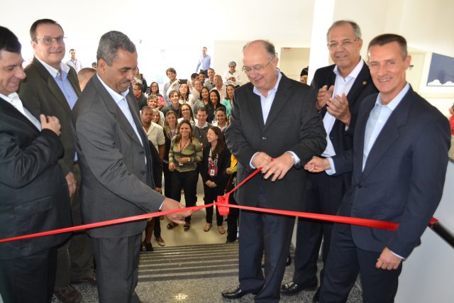 O diretor geral da Atento Brasil, Nelson Armbrust, inaugura a unidade em Feira de Santana com secretário de Desenvolvimento Urbano do Estado, Carlos Martins, o prefeito José Ronaldo de Carvalho. Foto: Olá Bahia