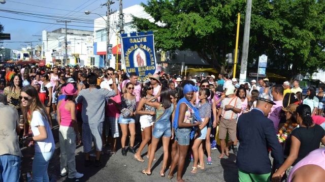 Multidão leva para o cortejo a satisfação de quem manifesta a cultura popular de forma livre e espontânea. (Foto: Olá Bahia)