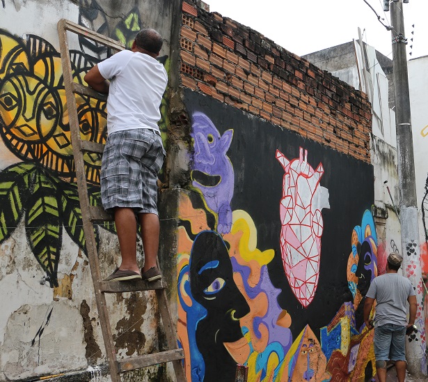 Oito grafiteiros participam do projeto