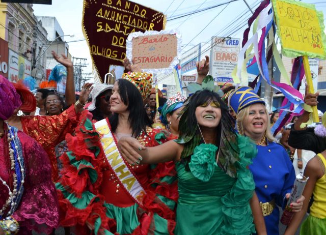 Desfile do Bando Anunciador marca com irreverência a parte profana dos festejos à Senhora Santana, padroeira de Feira. Foto: Arquivo/Olá Bahia