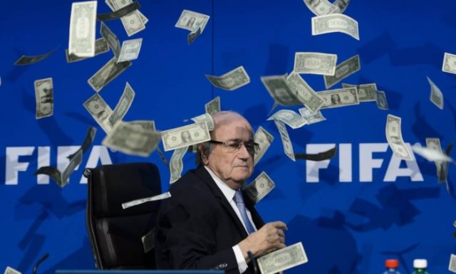 Blatter recebe uma chuva de dólares falsos em protesto do comediante Simon Brodkin. Foto: Reprodução/O Globo - Fabrice Coffrini / AFP