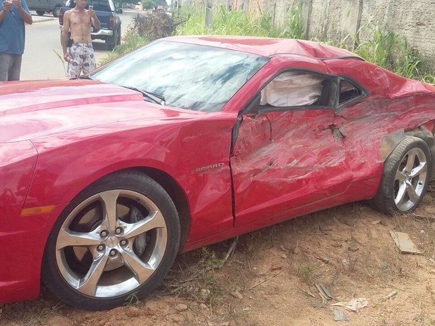 Carro de luxo colidiu com caminhão em cruzamento (Foto: Jesy Monik/Arquivo Pessoal)