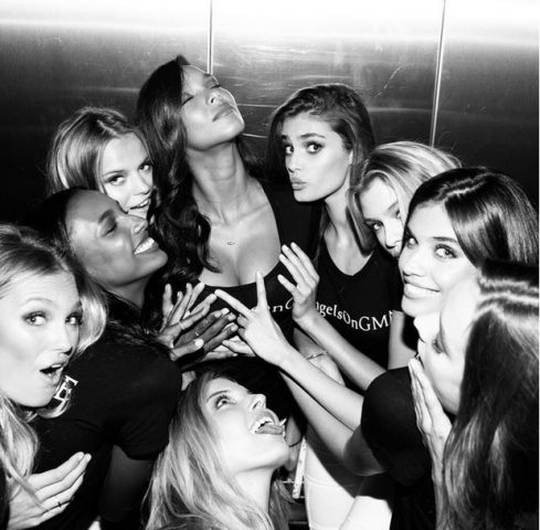 A top brasileira Lais Ribeiro comemora com as novas angels da Victoria's Secret (Foto: Reprodução do Instagram)