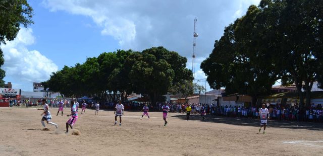 Copa Amar reúne centenas de pessoas no Campo da Mangueira, no Feira VI. Foto: Olá Bahia