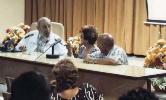 Fidel Castro em encontro sobre a indústria de lacticínios, no Instituto de Investigações da Indústria Alimentícia. Foto: Reprodução/O Globo/ Granma-Estudio Revolución
