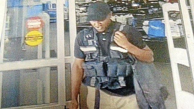 As imagens de câmeras de segurança flagraram o homem saindo do supermercado com o dinheiro (Foto: Bristow Police Department via AP)