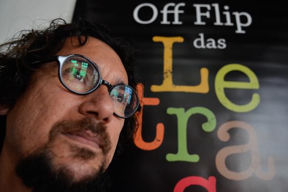 Flávio Araújo, escritor da editora Selo Off Flip, no primeiro dia da Flip - Festa Literária Internacional de Paraty. Foto: Tânia Rêgo/Agência Brasil