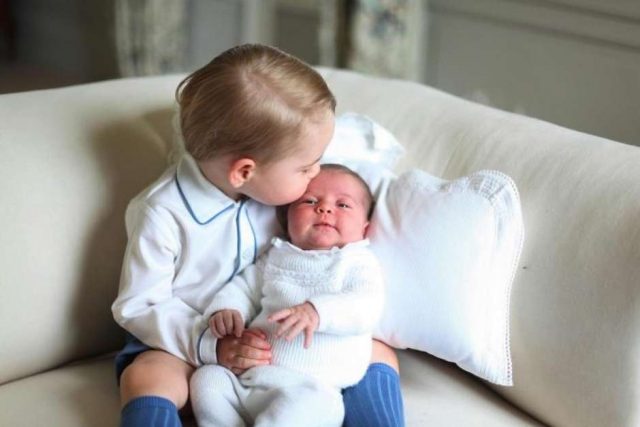 Na foto oficial divulgada poucos dias após o nascimento da princesa, seu irmão mais velho, o príncipe George, beija a pequena Charlotte. Foto: Reprodução/Twitter