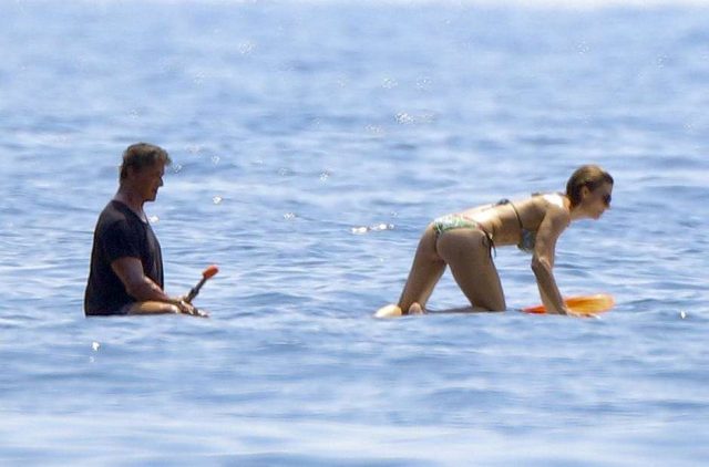 Sylvester Stallone e sua esposa, Jennifer Flavin, praticam stand up paddle na França Eze, July 17, 2015. "Expendables" star Sylvester Stallone and his family enjoy another day aboard a yacht in Eze, France on July 17, 2015. The family soaked up the sun after celebrating Sly's 69th birthday in Venice recently. (His birthday is on July 6.) Sylvester is enjoying a bit of down time before heading back to an action movie where he's rumored to be making a Rambo 5.