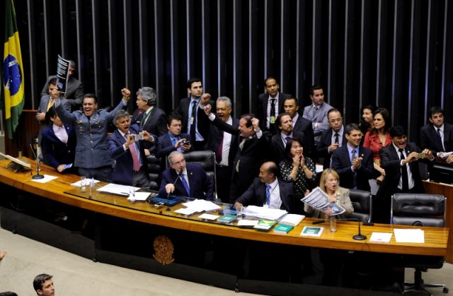 Parlamentares comemoram aprovação da PEC em 2º turno. Foto: Luis Macedo/Câmara dos Deputados.