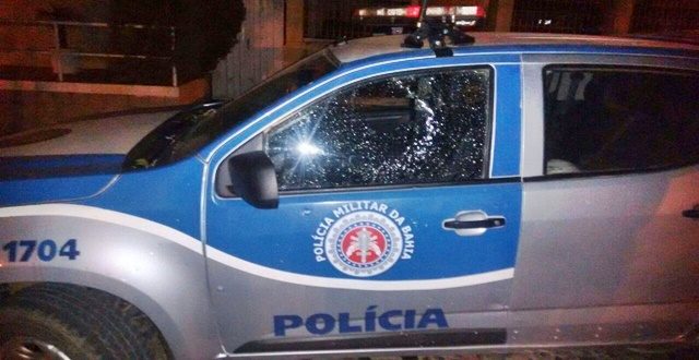 Viatura atingida em frente à delegacia local. Foto: vilsonnunes.com.br.
